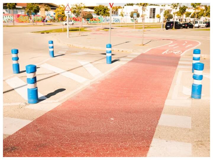 अगर स्पीड ब्रेकर के हिंदी शब्द की बात करें तो सामान्य ट्रांसलेशन में इसे गति बंजक कहते हैं और इसे गतिरोधक भी कहा जाता है.