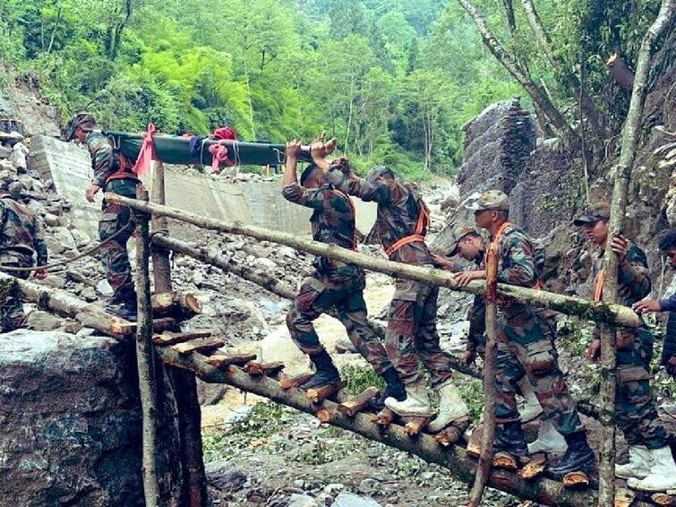 More than 300 km of tourists stranded in Sikkim state have been rescued to safety Sikkim Landslide: சிக்கிமில் தொடர் கனமழையால் ஏற்பட்ட நிலச்சரிவு.. சுற்றுலா பயணிகளுக்கு இனி அனுமதி இல்லை..