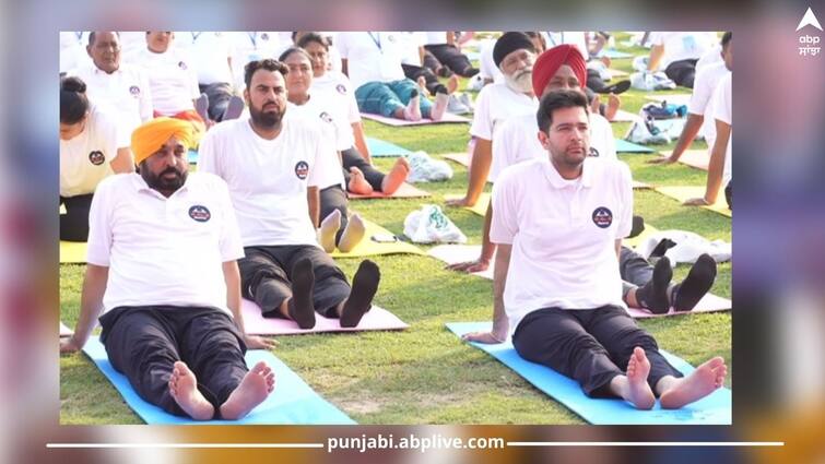 CM Di Yogshala: CM Maan do yoga in Jalandhar, Maan says- 'Let's all join together and make Punjab healthy and Punjab' CM Di Yogshala: CM ਮਾਨ ਨੇ ਜਲੰਧਰ ‘ਚ ਕੀਤਾ ਯੋਗਾ, ਮਾਨ ਬੋਲੇ- 'ਆਓ ਸਾਰੇ ਰਲ ਕੇ ਪੰਜਾਬ ਨੂੰ ਤੰਦਰੁਸਤ ਤੇ ਸਿਹਤਮੰਦ ਪੰਜਾਬ ਬਣਾਈਏ'