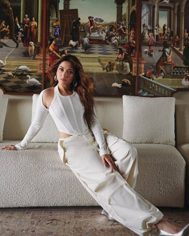 తెల్లటి మిల్కీ అందాలతో తమన్నా కళ్లు తిప్పుకోలేనంత అందంగా కనిపిస్తోంది.