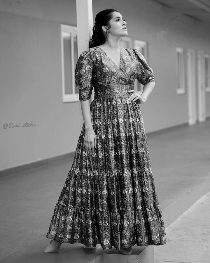 బుల్లితెరపై ఎక్స్ట్రా జబర్దస్త్ శ్రీదేవి డ్రామా కంపెనీ వంటి షోలకు యాంకరింగ్ చేస్తూనే మరో పక్క సినిమాల్లోనూ హీరోయిన్గా నటిస్తోంది.
