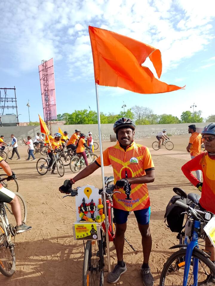 9 जून रोजी छत्रपती संभाजीनगरयेथून सायकलिंग फाउंडेशनचे डॉ. दिपक कुंकलोळ आणि डॉ. सुदाम बनकर यांच्या मार्गदर्शनाखाली आणि सोबत 40 सायकलस्वार सदस्यांचा ग्रुप पंढरपूरकडे रवाना झाला होता.