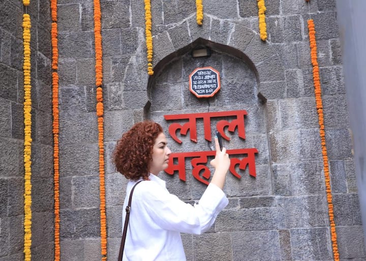 तर काहींनी महालातील राजमाता जिजाऊंच्या पुतळ्यालाही अभिवादन केले. महालातील छायाचित्रेही त्यांनी आपल्या मोबाईमध्ये टिपली.