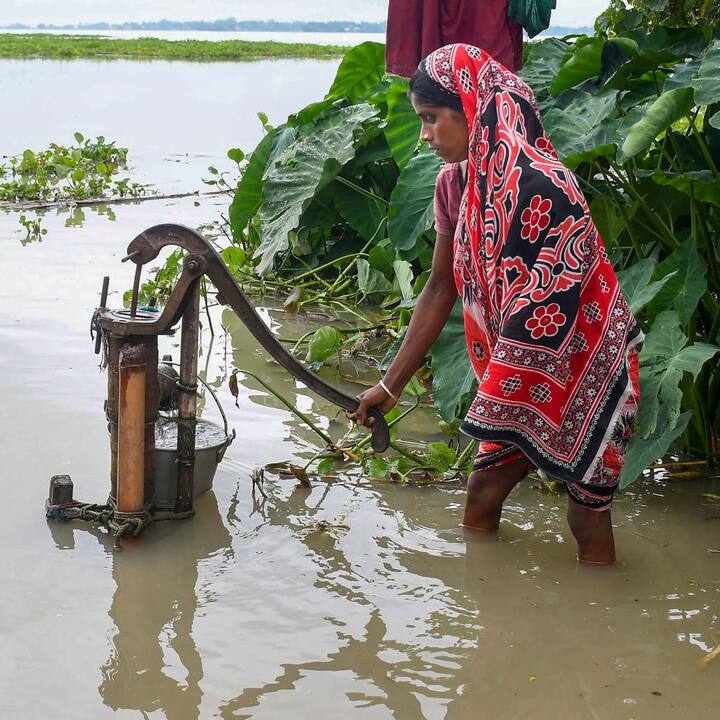 বিশেষ এক বুলেটিনে, গুয়াহাটিতে অবস্থিত IMD-র আঞ্চলিক আবহাওয়া কেন্দ্র থেকে সোমবার থেকে ২৪ ঘণ্টার মধ্যে লাল সতর্কতা জারি করা হয়েছে। পরবর্তী দুই দিনে 'কমলা সতর্কতা' জারি করা হয়েছে। বৃহস্পতিবার 'হলুদ সতর্কতা' জারি করা হয়েছে।