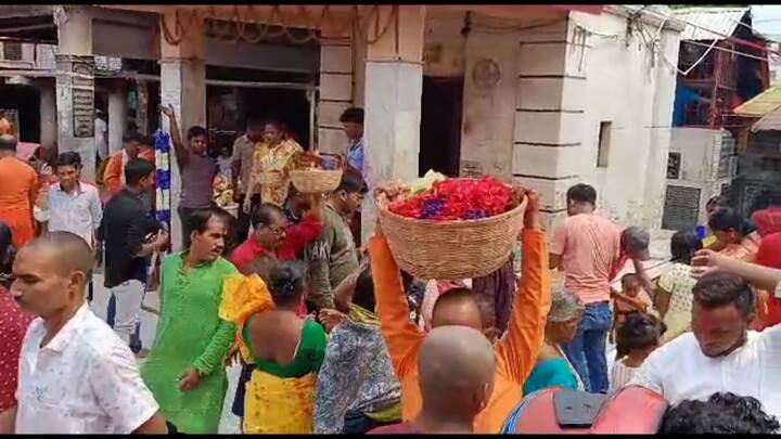 এদিন প্রথমে তারাপীঠের দেবীকে বিশেষ পুজো করা হয়ে থাকে। বি্শেষ আরতি করে দেবীকে পুজো করা হয়। পরানো হয় রাজবেশ।তারামায়ের বিগ্রহকে গর্ভগৃহের বাইরে আনা হয় শুধুমাত্র রথের দিনই।