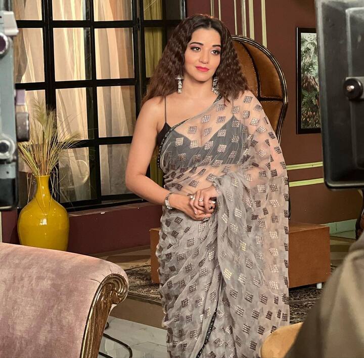 સાડીમાં મોનાલિસાની હોટ તસવીરો ઈન્સ્ટાગ્રામ પર વાયરલ થતી રહે છે.