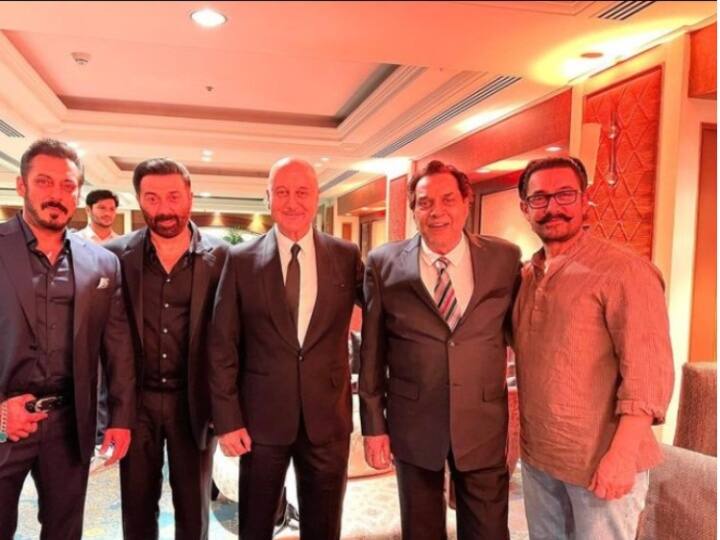 Karan-Drisha Reception anupam kher shares picture with sal,an khan aamir khan sunny deol dharmendra Karan-Drisha की शादी में अनुपम खेर को याद आए पुराने दिन, सलमान-आमिर के साथ तस्वीर शेयर कर लिखा-'जब हम पेड़ों के पीछे बदलते थे कपड़े'