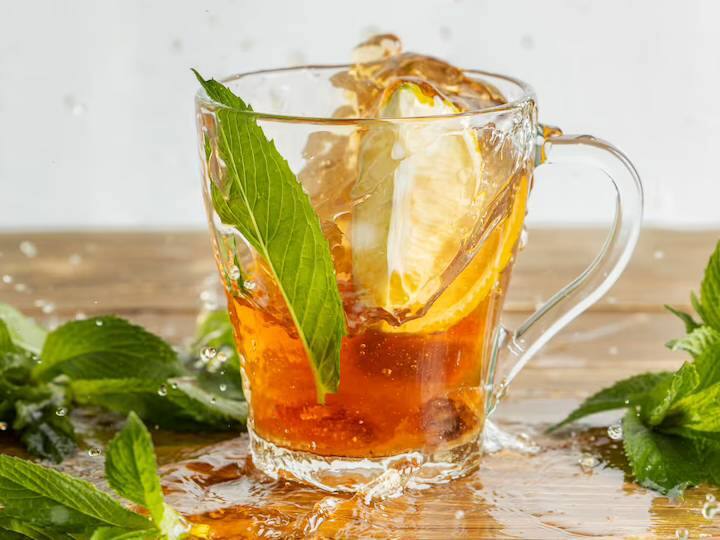 इस आइस टी को तैयार करने के लिए एक पैन लें और उसमें सोडा डालें. फिर इसे कुछ देर तक उबालें. पैन को गैस से उतार लें. फिर इसमें टी बैग्स को डाल दें. कुछ देर के लिए टी बैग्स को भीगने दें. एक बार मिश्रण सामान्य कमरे के तापमान तक पहुँच जाता है। टी बैग्स निकालें और पुदीने की पत्तियों को थपथपाकर चाय में डालें। ड्रिंक को कुछ देर के लिए फ्रिज में रख दें.