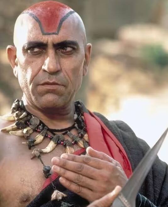 એકવાર ગુસ્સામાં અમરીશ પુરીએ સુપરસ્ટાર ગોવિંદાને લાફો મારી દીધો હતો. વાસ્તવમાં ગોવિંદા સ્ટાર બની ગયો હતો અને ઘણીવાર શૂટિંગ માટે મોડો આવવા લાગ્યો હતો. સમયના પાબંદ અમરીશ પુરીને આ વાત પસંદ નહોતી.