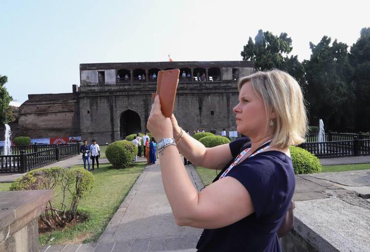 शनिवारवाड्याची भव्यता, प्रवेशद्वार, विस्तारलेला परिसर प्रतिनिधींनी आपल्या मोबाईलमध्ये टिपला.