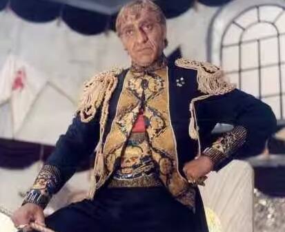 આવા જ એક શૂટિંગ દરમિયાન સેટ પર સવારે 9 વાગ્યે શૂટિંગ શરૂ થવાનું હતું. સેટ પર બધા હાજર હતા પરંતુ પોતાની આદતથી મજબૂર ગોવિંદા સેટ પર મોડો પહોંચ્યો હતો. મીડિયા રિપોર્ટ્સ અનુસાર, ગુસ્સામાં લાલ અમરીશ પુરીએ ગોવિંદાને ઠપકો આપ્યો હતો અને થપ્પડ પણ મારી હતી. આ ઘટના બાદ બંને કલાકારો વચ્ચે અણબનાવ થયો હતો અને બંનેએ ફરી ક્યારેય કોઈ ફિલ્મમાં સાથે કામ કર્યું નથી.