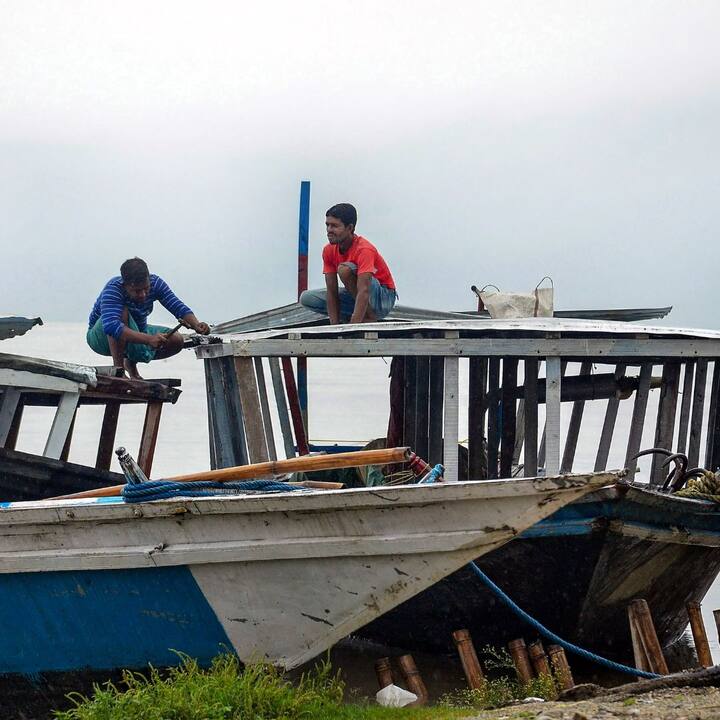 রাজ্যের বিভিন্ন জায়গায় অতি বর্ষণে বাঁধ, রাস্তাঘাট, সেতু ও অন্য়ান্য পরিকাঠামোর ব্যাপক ক্ষয়ক্ষতি হয়েছে। সোনিতপুর, নগাঁও, নলবাড়ি, বাকসা, চিরাঙ্গ, দারাঙ্গ, ধেমজি, গোলপাড়া, গোলাঘাট, কামরুপ, কোকরাঝাড়, লখিমপুর, ডিব্রুগড়, করিমগঞ্জ ও উড়ালগুড়ির মতো এলাকায় এই পরিস্থিতি দেখা গেছে।