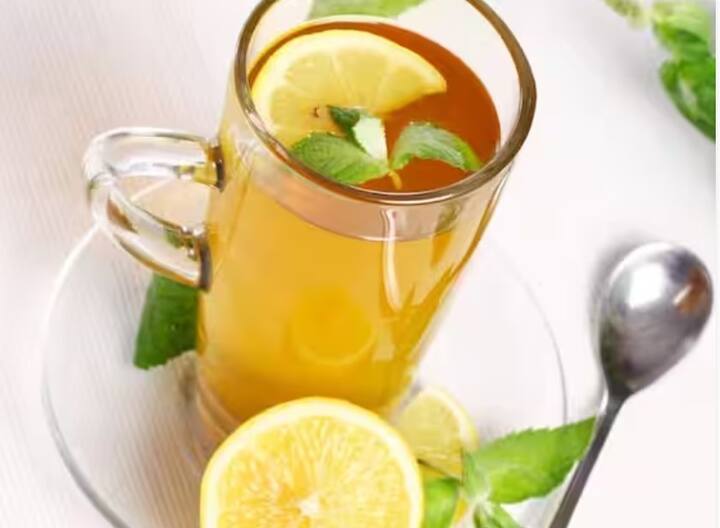 ਇਸ ਸਧਾਰਨ ਚਾਹ ਨੂੰ ਬਣਾਉਣ ਲਈ ਤੁਹਾਨੂੰ ਅਦਰਕ, ਪੁਦੀਨੇ ਦੀਆਂ ਪੱਤੀਆਂ, ਟੀ ਬੈਗ, ਨਿੰਬੂ ਦੀ ਲੋੜ ਹੈ। ਇਸ ਨੂੰ ਸਿਰਫ 10 ਮਿੰਟਾਂ 'ਚ ਬਣਾਇਆ ਜਾ ਸਕਦਾ ਹੈ। ਅਦਰਕ ਤੁਹਾਡੇ ਸਰੀਰ ਦੀ ਇਮਿਊਨਿਟੀ ਵਧਾਉਣ ਲਈ ਸਭ ਤੋਂ ਵਧੀਆ ਹੈ। ਇਹ ਤਣਾਅ ਅਤੇ ਚਿੰਤਾ ਨੂੰ ਵੀ ਘਟਾਉਂਦਾ ਹੈ। ਇਸ ਲਈ ਲੋਕ ਆਮ ਤੌਰ 'ਤੇ ਅਦਰਕ ਦੀ ਚਾਹ ਪੀਂਦੇ ਹਨ।