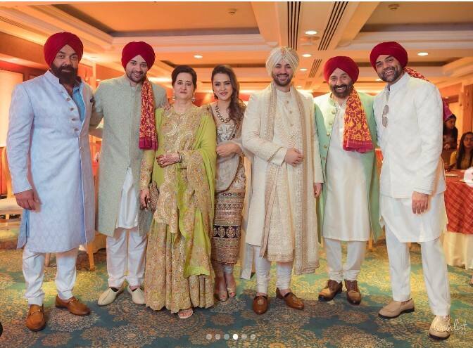 ਇਹ ਕਿਵੇਂ ਹੋ ਸਕਦਾ ਹੈ ਜੇ ਪੁੱਤਰ ਦਾ ਵਿਆਹ ਹੋ ਜਾਵੇ ਅਤੇ ਮਾਂ ਖੁਸ਼ ਨਾ ਹੋਵੇ। ਵਿਆਹ ਤੋਂ ਬਾਅਦ ਆਪਣੇ ਬੇਟੇ, ਨੂੰਹ ਅਤੇ ਪਤੀ ਨਾਲ ਫੋਟੋਸ਼ੂਟ ਕਰਵਾਉਂਦੀ ਹੋਈ ਪੂਜਾ ਦਿਓਲ।