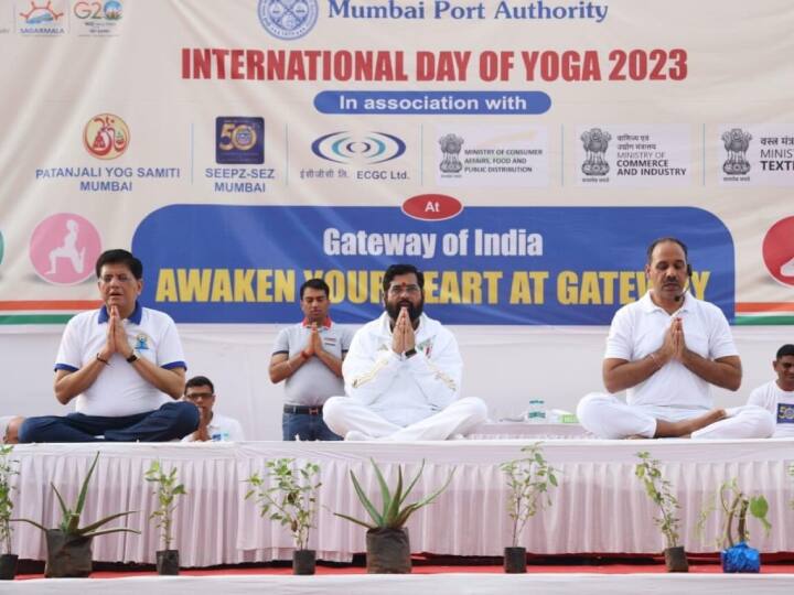 Yoga Day 2023: देशभर में आज अंतरराष्ट्रीय योग दिवस मनाया जा रहा है. इसी मौके पर महाराष्ट्र के सीएम एकनाथ शिंदे ने मुंबई के गेटवे ऑफ इंडिया पर आयोजित एक कार्यक्रम में योग किया.