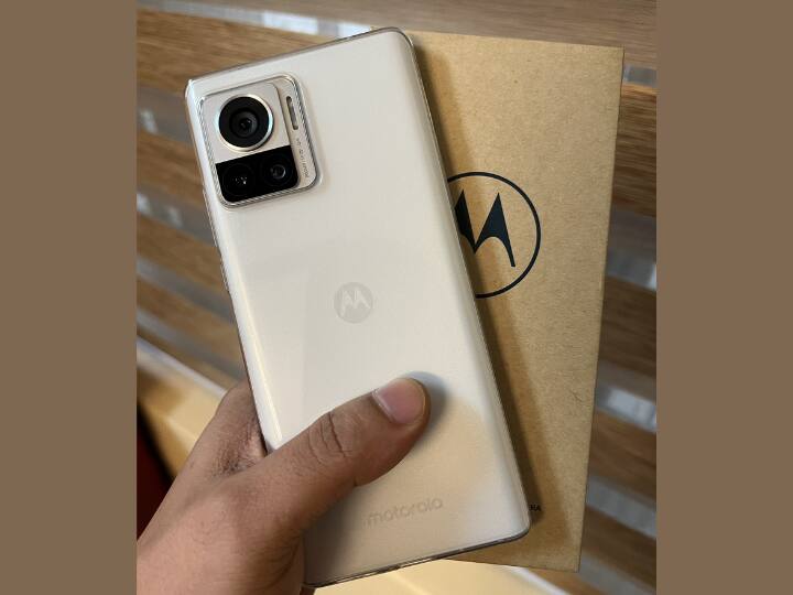 Motorola Edge 30 Ultra: ये स्मार्टफोन पिछले साल लॉन्च हुआ था. ये पहला फोन था जिसने 200MP का कैमरा दिया गया था. स्मार्टफोन में 200MP सैमसंग HP1 सेंसर, 50MP का अल्ट्रावाइड कैमरा और 12MP का टेलीफोटो कैमरा मिलता है. कीमत 44,999 रुपये है.