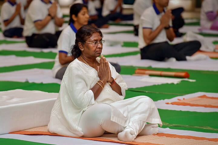 नवी दिल्लीतील राष्ट्रपती भवन सांस्कृतिक केंद्र (RBCC) येथे आंतरराष्ट्रीय योग दिनानिमित्त राष्ट्रपती द्रौपदी मुर्मू यांनी योगासनं केली.