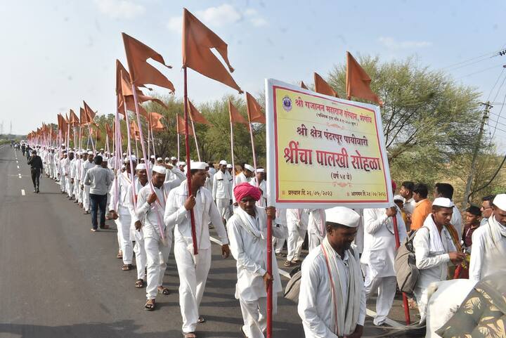 ज्ञानोबा-तुकारामांचा अखंड नामघोष, गजानन महाराजांच्या जयघोषत शेगावच्या श्री गजानन महाराजांच्या पालखीचे सोलापूर जिल्ह्यात आगमन झाले.  बुधवारी सायंकाळी तुळजापूर मार्गे ‘श्रीं’च्या पालखीचे धाराशिव जिल्ह्यातील तामलवाडी गाव ओलांडून सोलापूर जिल्हय़ात उळेगावाच्या शिवारात आगमन झाले.