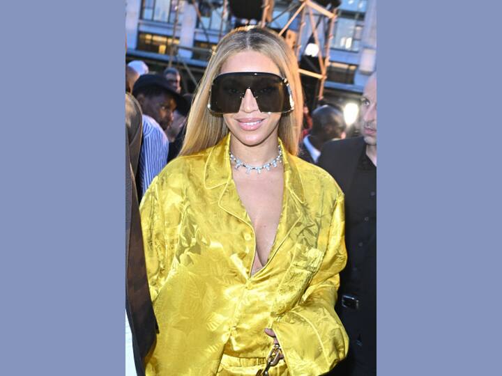 Additionally, she carried a Louis Vuitton monogrammed handbag with a gold chain and completed her look with huge sunglasses. (Image Source: Getty)