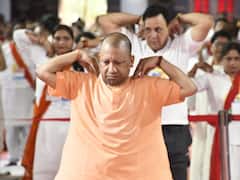 Yoga Day 2023: गोरखनाथ मंदिर में CM योगी ने किया योग, पीएम मोदी के संदेश के साथ नजर आए मुख्यमंत्री