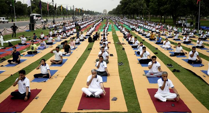 International Yoga day: आज जगभरात आंतरराष्ट्रीय योग दिन साजरा केला जातोय. 21 जूनला संपूर्ण जग योगा दिवस उत्साहाने साजरा करते.या दिवशी योगाबद्दल सर्वांना जागरुक करण्यासाठी विविध कार्यक्रम राबवले जातात.