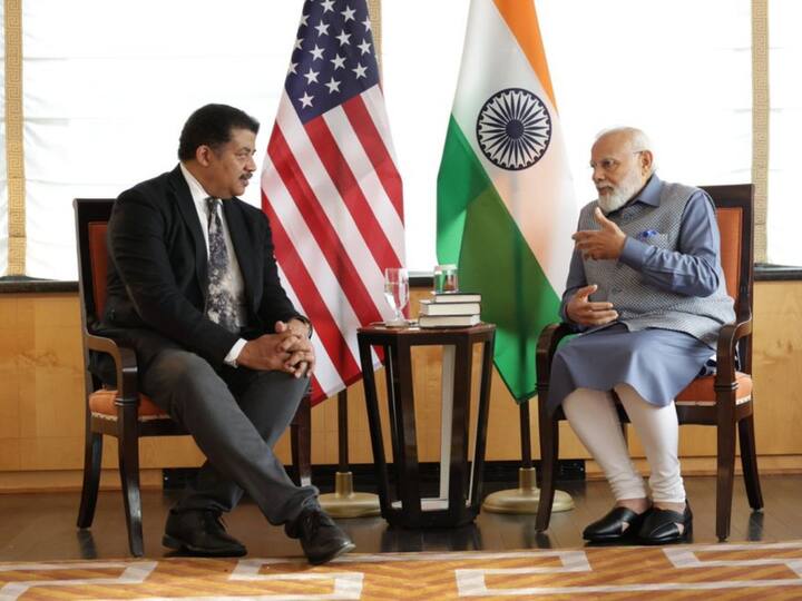 Narendra Modi met renowned American astrophysicist, Neil deGrasse Tyson. They exchanged views about India's progress in the field of space exploration and the efforts made to foster a scientific mindset among the younger generation. [Image Source: Twitter | @PMOIndia]