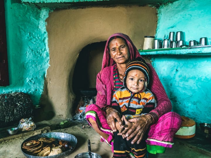 हरियाणा में लड़कियों का जन्म प्रतिशत लड़कों के मुकाबले कम रहता रहा है जिसको देखते हुए कुछ साल पहले बेटियों के जन्म को प्रोत्साहन देने के लिए हरियाणा लाडली योजना की शुरुआत की गई थी. इसके तहत राज्य की बेटियों को 5000 रुपये की आर्थिक मदद दी जाएगी.