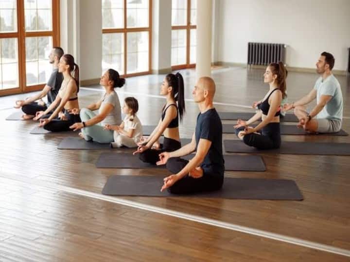 Yoga tips can we do yoga and gym at  the same time क्या एक ही समय में करते हैं जिम और योगा, जानिए दो अलग अलग तरीकों को मिलाने से शरीर पर पड़ता है क्या असर?