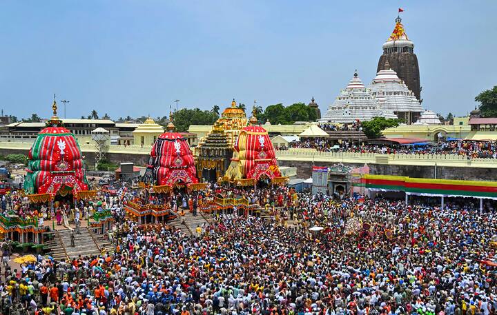 रथयात्रेदरम्यान भगवान जगन्नाथ, बलभद्र आणि सुभद्रा यांच्या मूर्ती जगन्नाथ मंदिरातून बाहेर काढल्या जातात