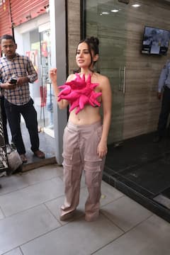 Urfi Javed: పింక్ కలర్ వింత డ్రెస్ లో ఉర్ఫీ- నెట్టింట్లో ఫోటోలు వైరల్