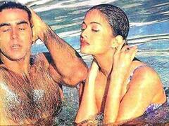 ब्लू मोनोकनी पहन जब Akshay Kumar के साथ स्वीमिंग पूल में कोज़ी हुई थीं Aishwarya Rai, सेंशुअस फोटोशूट वायरल