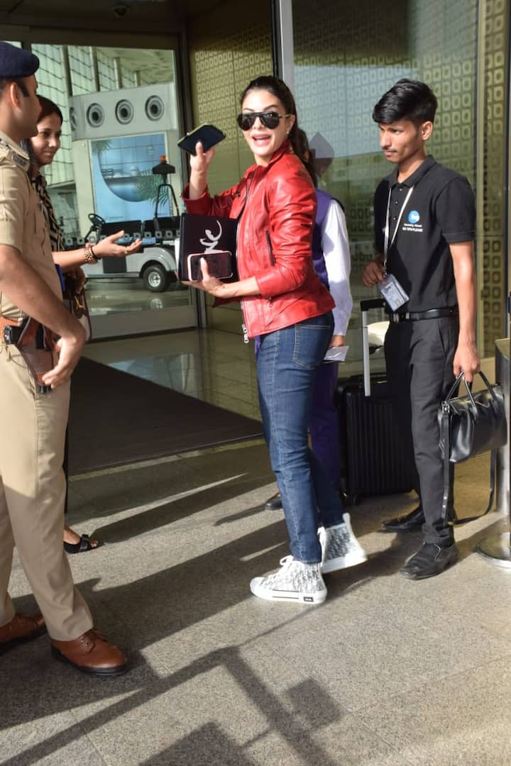 जैकलीन फर्नांडिस की ये तस्वीरें मुंबई एयरपोर्ट की हैं. जहां एक्ट्रेस काफी स्टाइलिश लुक में पहुंची थीं.