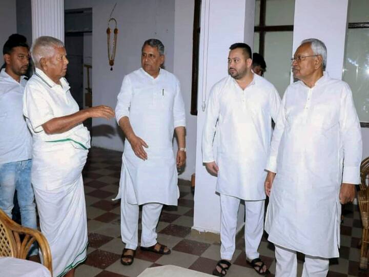 RJD supremo Lalu Yadav reached CM residence to meet Nitish Kumar before Opposition Parties Meeting Opposition Parties Meeting: नीतीश को 'लालू मंत्र' देने CM आवास पहुंचे RJD सुप्रीमो, विपक्षी बैठक से पहले चली आधे घंटे तक गुफ्तगू