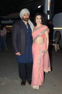 'गदर 2' को प्रमोट करने 'द कपिल शर्मा शो' पर पहुंचे तारा सिंह-सकीना , पीच कलर की साड़ी में बेहद खूबसूरत लगीं एक्ट्रेस