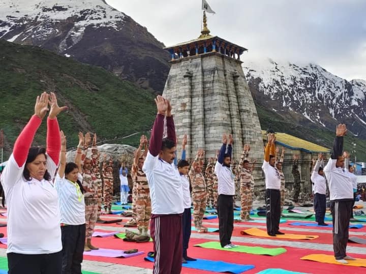 Yoga Day 2023 Uttarakhand police personnel did yoga with devotees in Kedarnath Dham Yoga Day 2023: केदारनाथ धाम में अंतर्राष्ट्रीय योग दिवस पर कार्यक्रम, सुरक्षाकर्मियों ने श्रद्दालुओं के साथ किया योग