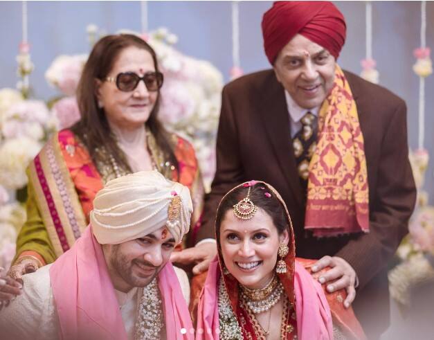 ਕਰਨ ਨੇ ਆਪਣੇ ਵਿਆਹ ਦੀਆਂ ਤਸਵੀਰਾਂ ਇੰਸਟਾਗ੍ਰਾਮ 'ਤੇ ਸ਼ੇਅਰ ਕੀਤੀਆਂ ਹਨ, ਜਿਸ 'ਚ ਉਨ੍ਹਾਂ ਦੀ ਮਾਂ ਪੂਜਾ ਵੀ ਨਜ਼ਰ ਆ ਰਹੀ ਹੈ। ਹਾਲਾਂਕਿ ਇਸ ਦੌਰਾਨ ਹੇਮਾ ਮਾਲਿਨੀ ਅਤੇ ਉਨ੍ਹਾਂ ਦੀਆਂ ਧੀਆਂ ਨਜ਼ਰ ਨਹੀਂ ਆਈਆਂ। ਜਦੋਂ ਕਿ ਧਰਮਿੰਦਰ ਆਪਣੀ ਪਹਿਲੀ ਪਤਨੀ ਪ੍ਰਕਾਸ਼ ਕੌਰ ਨਾਲ ਦਿਖਾਈ ਦਿੱਤੇ।