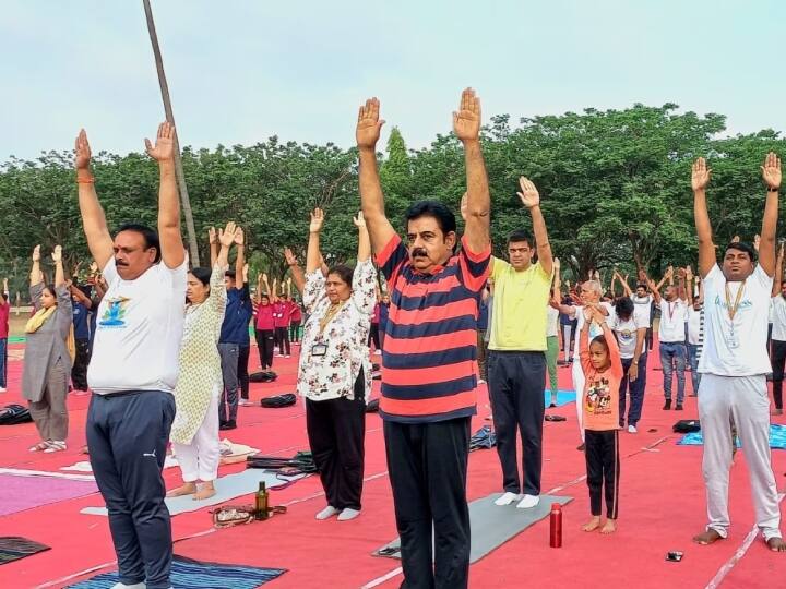 Madhya Pradesh International Yoga Day celebrated in Indore MP Collector and other officers did Surya Namaskar ANN International Yoga Day: इंदौर में भी मनाया गया योग दिवस, सांसद और कलेक्टर समेत कई अफसरों ने किया सूर्य नमस्कार