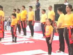 In Pics: योगा डे पर योग करते नजर आए VVIP, योगी से लेकर राष्ट्रपति मुर्मू तक का दिखा अलग अंदाज