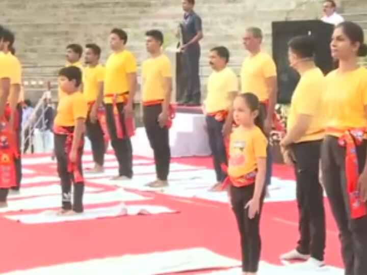 केंद्रीय मंत्री नितिन गडकरी ने नागपुर के यशवंत स्टेडियम में योग किया. गडकरी के साथ कार्यक्रम में बच्चे भी शामिल हुए.