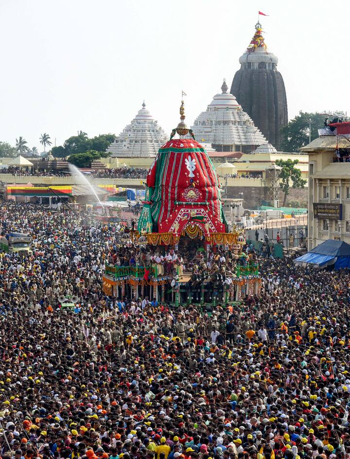 मंगळवारी सकाळी 6 वाजता आरती पार पडली, यानंतर यात्रेला सुरुवात झाली.