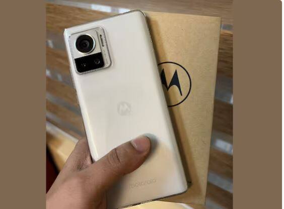 Motorola Edge 30 Ultra : ਇਸ ਸਮਾਰਟਫੋਨ ਨੂੰ ਪਿਛਲੇ ਸਾਲ ਲਾਂਚ ਕੀਤਾ ਗਿਆ ਸੀ। ਇਹ ਪਹਿਲਾ ਫੋਨ ਸੀ, ਜਿਸ 'ਚ 200MP ਕੈਮਰਾ ਦਿੱਤਾ ਗਿਆ ਸੀ। ਇਸ ਸਮਾਰਟਫੋਨ 'ਚ 200MP ਸੈਮਸੰਗ HP1 ਸੈਂਸਰ, 50MP ਅਲਟਰਾਵਾਈਡ ਕੈਮਰਾ ਅਤੇ 12MP ਟੈਲੀਫੋਟੋ ਕੈਮਰਾ ਹੈ। ਕੀਮਤ 44,999 ਰੁਪਏ ਹੈ।