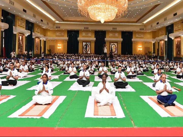 International Yoga Day 2023: తొమ్మిదో అంతర్జాతీయ యోగా దినోత్సవాన్ని దేశ వ్యాప్తంగా ఘనంగా నిర్వహిస్తున్నారు. ప్రముఖులంతా యోగాసనాలు వేశారు.