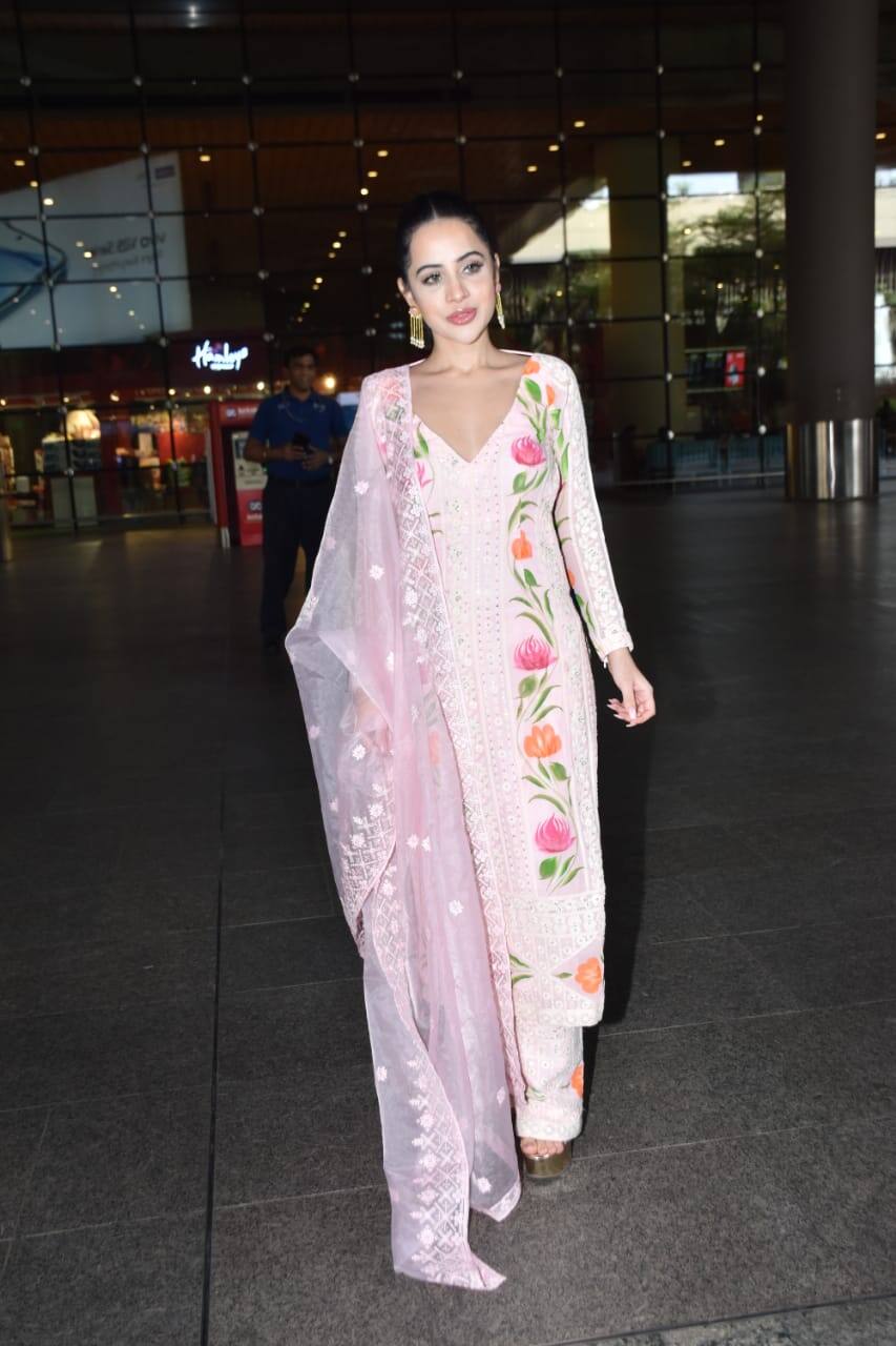 Uorfi Javed Period Spot से भरे कपड़ों में भी दिखीं Confident ! | ENT LIVE