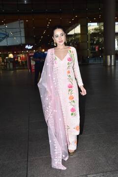 Uorfi Javed Period Spot से भरे कपड़ों में भी दिखीं Confident ! | ENT LIVE