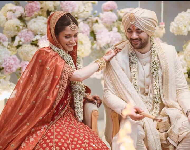 ਸੰਨੀ ਦਾ ਨਾਂ ਡਿੰਪਲ ਕਪਾਡੀਆ ਨਾਲ ਕਈ ਵਾਰ ਜੁੜ ਚੁੱਕਾ ਹੈ। ਕਿਹਾ ਜਾਂਦਾ ਹੈ ਕਿ ਦੋਵਾਂ ਦਾ ਅਜੇ ਵੀ ਅਫੇਅਰ ਹੈ। ਹਾਲਾਂਕਿ ਕਰਨ ਦੇ ਵਿਆਹ 'ਚ ਡਿੰਪਲ ਕਿਤੇ ਨਜ਼ਰ ਨਹੀਂ ਆਈ।