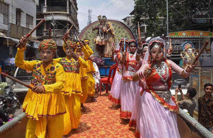नंदीघोष (भगवान जगन्नाथासाठी), तलध्वज (बलभद्रासाठी) आणि दर्पदालन (सुभद्रासाठी) हे रथ सजवले जातात