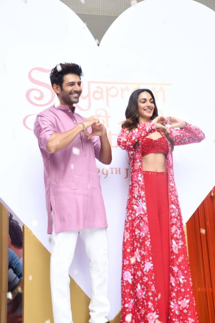 ছবির নায়িকা অর্থাৎ কিয়ারা আগেই জানিয়েছিলেন, গোটা ছবির মধ্যে এই গানটি তাঁর অন্যতম প্রিয় একটি গান। আর আজ সোশ্যাল মিডিয়ায় এই গানটি শেয়ার করে নিয়েও তিনি সেই কথা লিখেছেন।