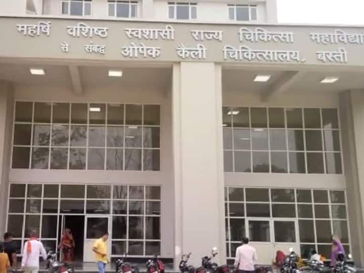 Basti family uproar in hospital for changing child demand for DNA test ann Basti News: बस्ती में गजब मामला, पहले कहा बेटा हुआ लेकिन बाद में थमा दी बेटी, परिजनों ने की डीएनए टेस्ट की मांग