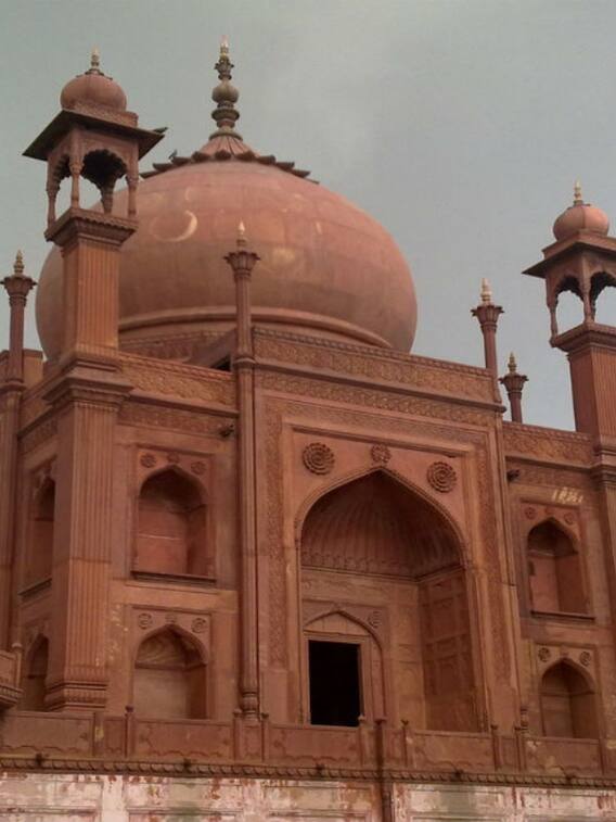 आगरा का लाल ताजमहल, जिसकी खूबसूरती के दीवाने हैं लोग