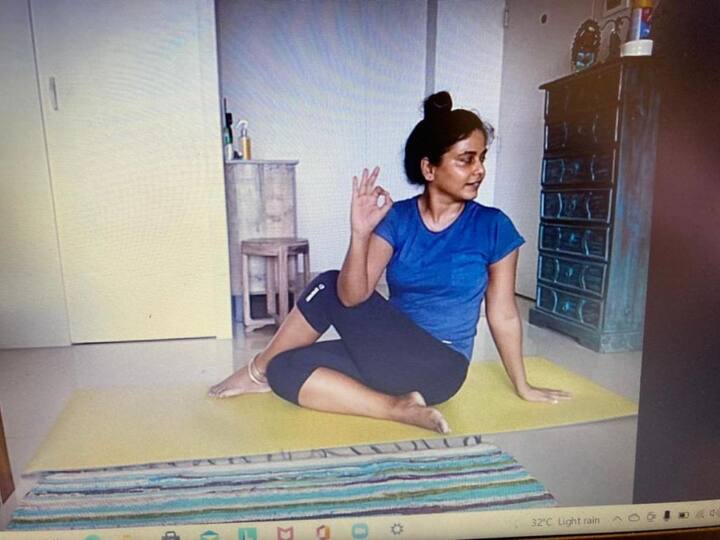 कोरोनाकाळात हेमांगी कवी योग शिकली असून त्याचे फोटो आणि व्हिडीओ ती अनेकदा शेअर करत असते.